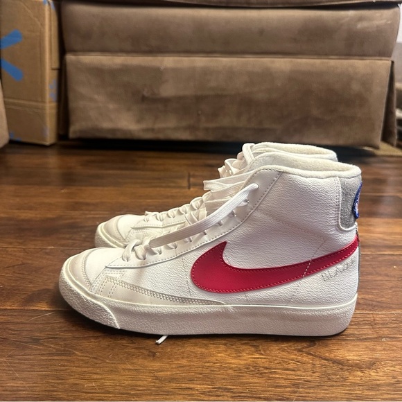 Nike Blazer Mid '77 SE (GS) Big Kids' Shoes White-Gym Red-Grey DH9700-100 Sz 7Y - Picture 2 of 9